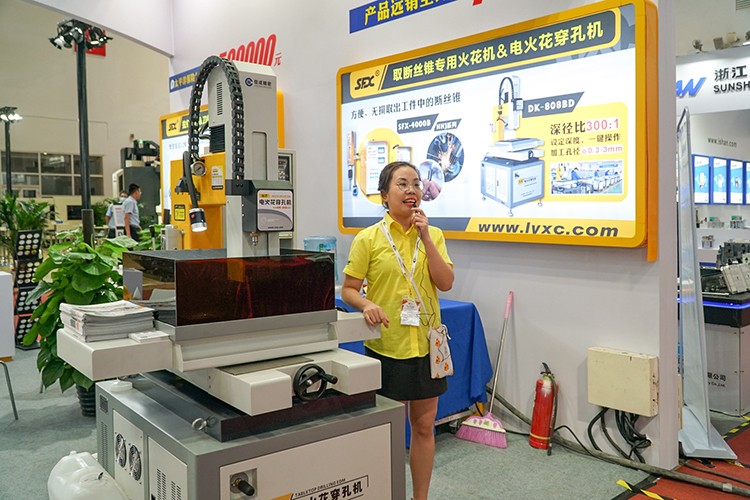 1599815205222404.jpg 【資料】北京展現(xiàn)場(chǎng)直播圖片素材K0911張曉燕 (2).jpg