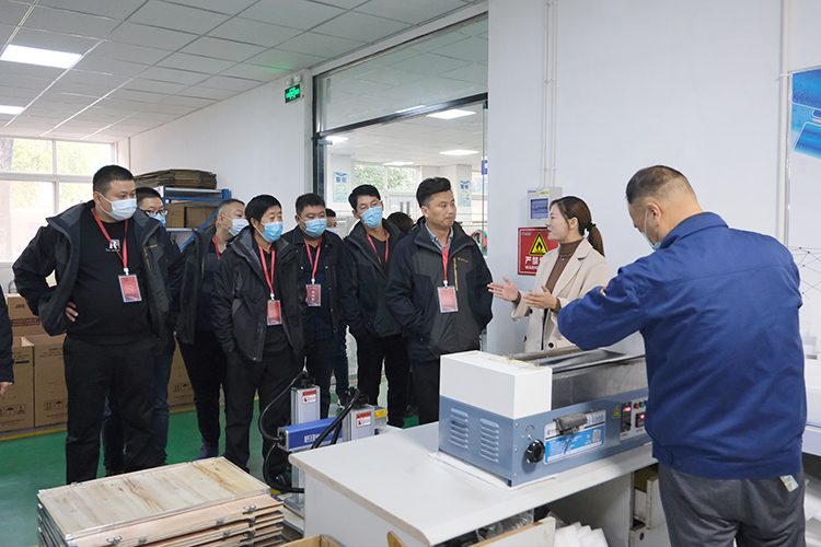 1634786269761603.jpg 【整理】泗水機(jī)床附件行業(yè)協(xié)會來訪照片L1020褚少青 (15).jpg